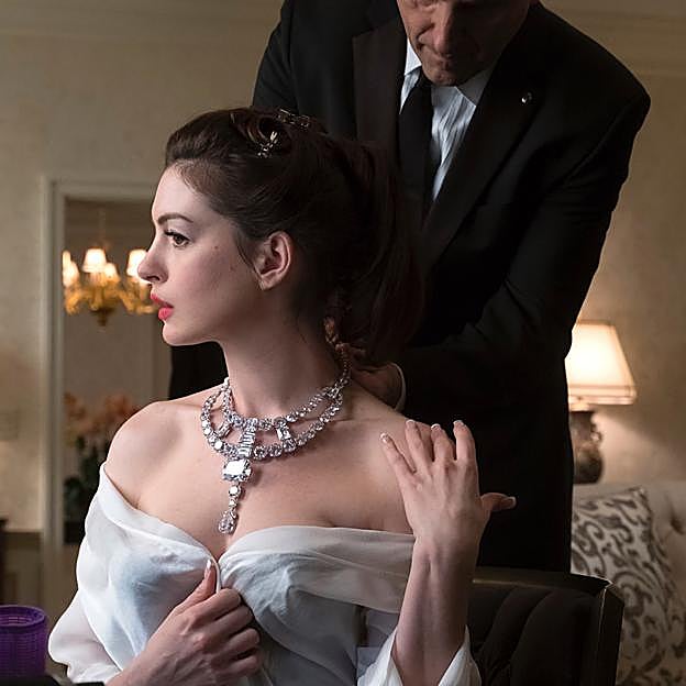 Anne Hathaway con el collar Toussaint en Ocean's 8.