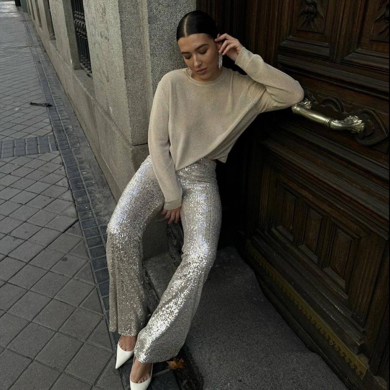 La influencer lleva un look con pantalones de lentejuelas