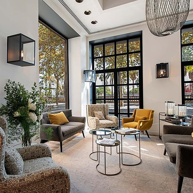 Imagen principal - El hotel Serras, en el barrio Gótico de Barcelona.