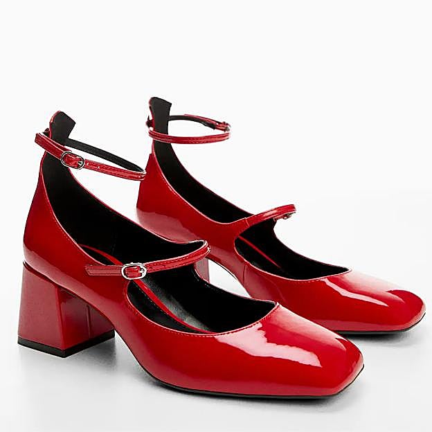 Imagen principal - Zapatos rojos Mary Jane de Mango (39,99 euros), vestido camisero de Mango (29,99 euros) y abrigo de paño en rojo de H&M (59,99 euros).