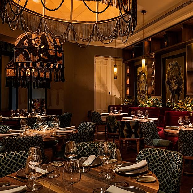 Uno de los espectaculares salones de Abya, el restaurante de Aurelio Morales en el Palacio de Saldaña. 