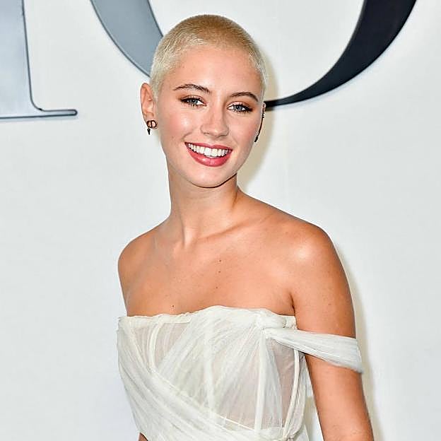 Iris Law con Buzz cut