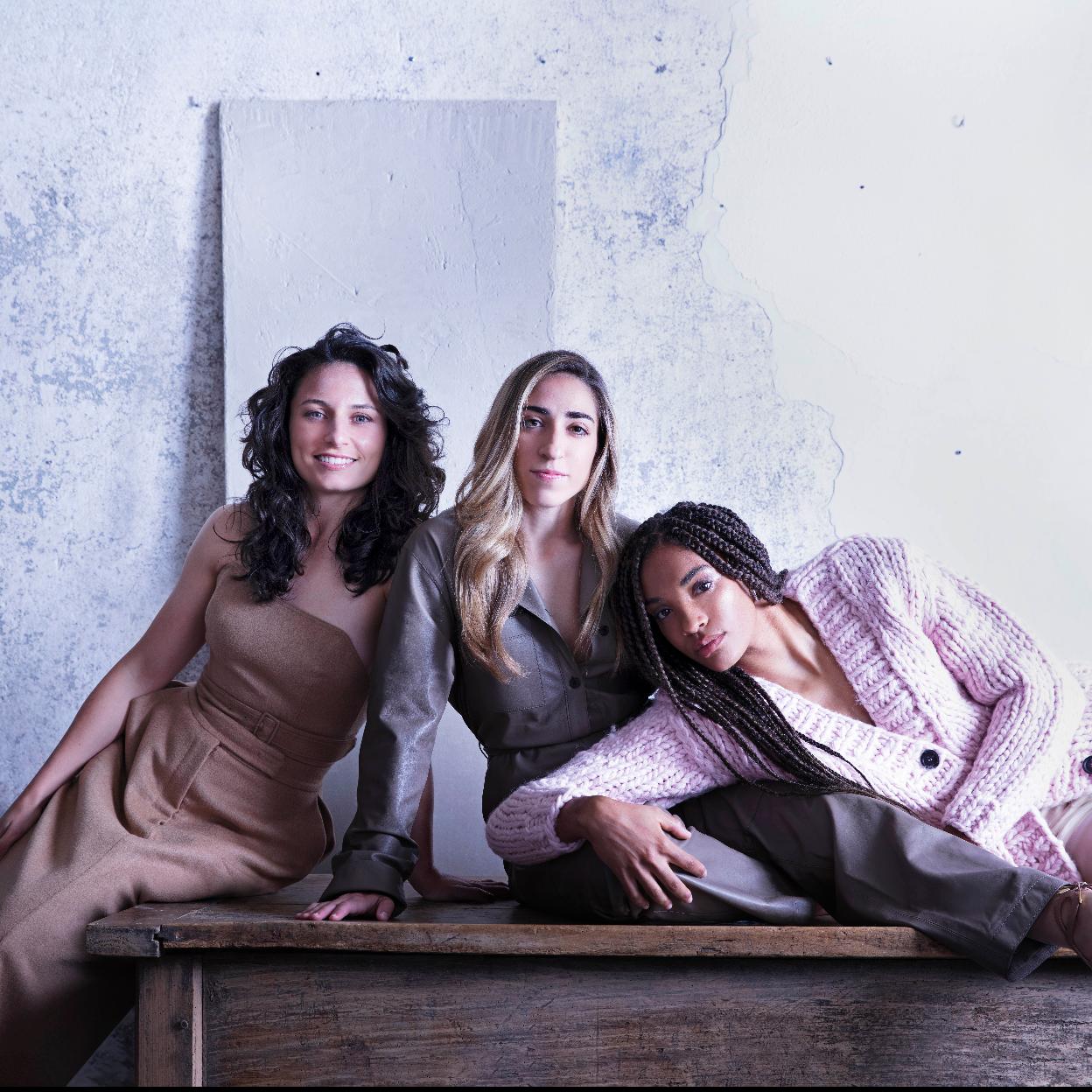 Ivana Andrés lleva top y falda midi de Max Mara; Olga Carmona, bomber y mono de piel de Hermes y sandalias de Aquazzura; y Salma Paralluelo, cárdigan y pantalón de organza de Prada.