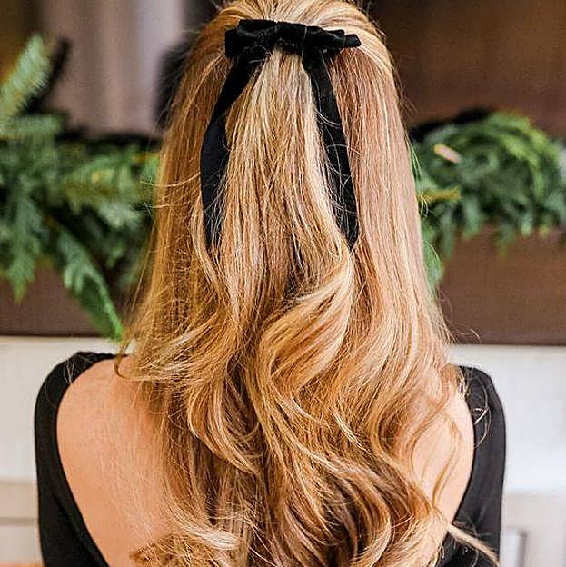 Semirrecogido con lazo como peinado para Navidad fácil