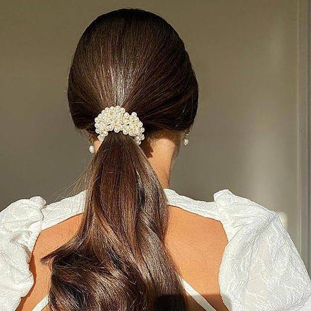 Peinado para Navidad fácil de coleta con coletero perlado