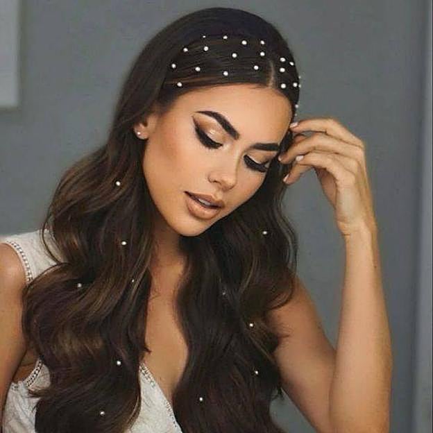 Peinado para Navidad con perlas decorativas