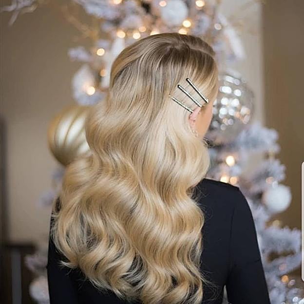 Melena suelta adornada con horquillas