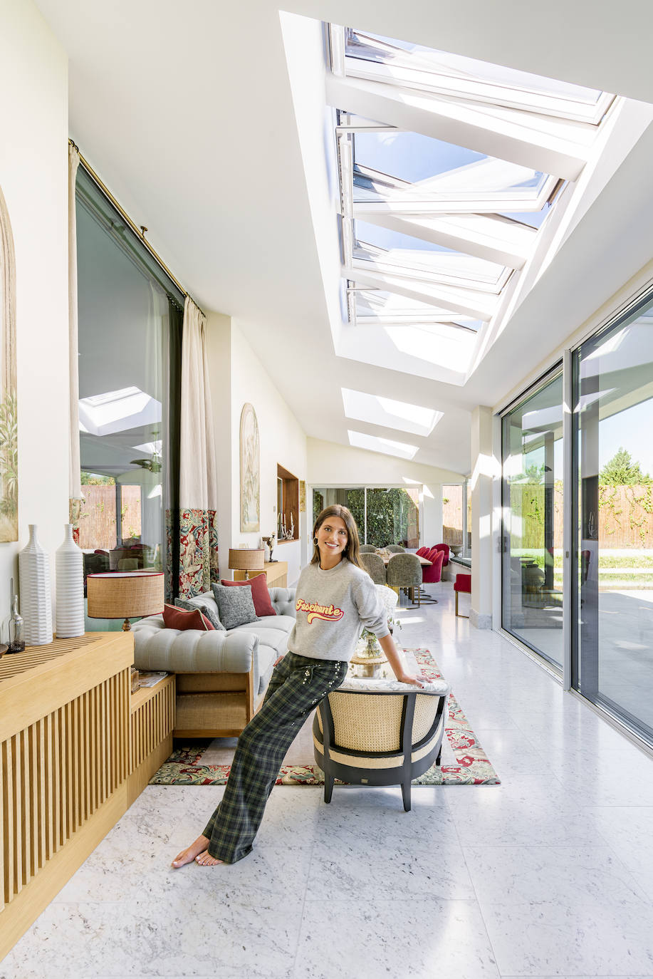 Imagen - La diseñadora Marta Oria en uno de los espacios de su casa en los que la luz, gracias a las ventanas VELUX, es la gran protagonista.