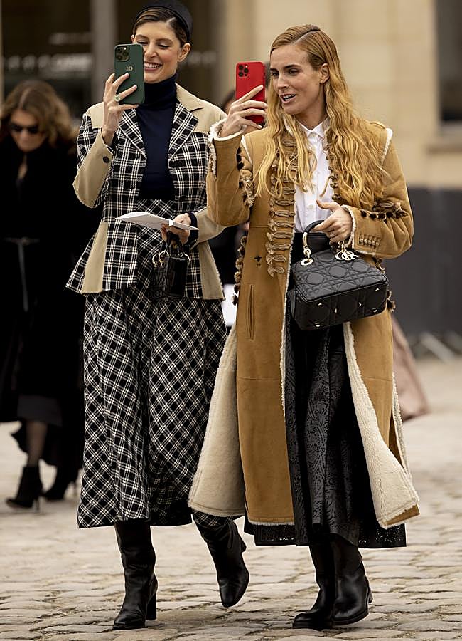 Imagen - Dos looks con botas cowboy. Foto: Launchmetrics Spotlight.