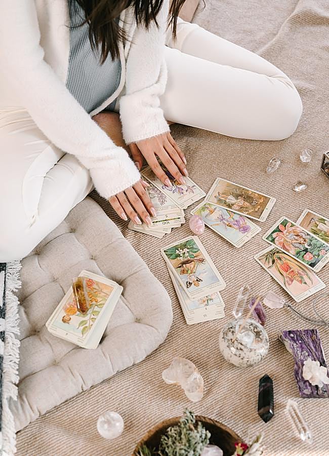 Imagen - Mujer con cartas del Tarot/PEXELS
