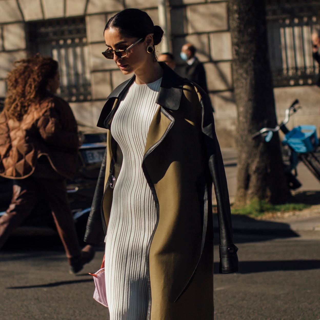 Un look de street style con un vestido gris.