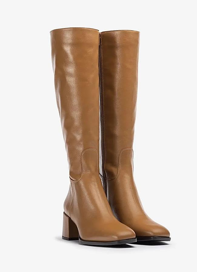 Imagen - Botas altas marrones con efecto charol de Unisa, 139,90 euros.
