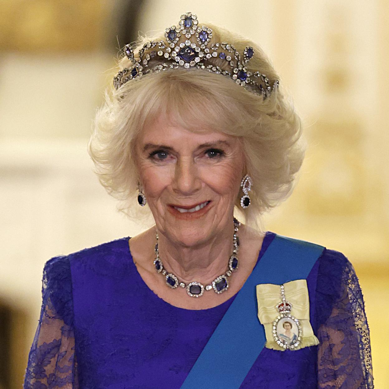 La reina Camilla lo da todo en sus cenas de gala en Buckingham Palace: busca la relevancia viral por acumulación de joyas. 