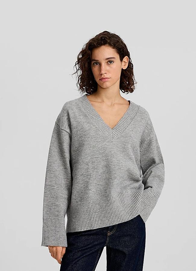 Imagen - Jersey gris con cuello pico de Bershka, 22,99 euros.