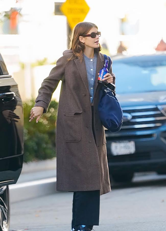 Imagen - Kaia Gerber con cárdigan gris de Mango. Foto: Getty Images