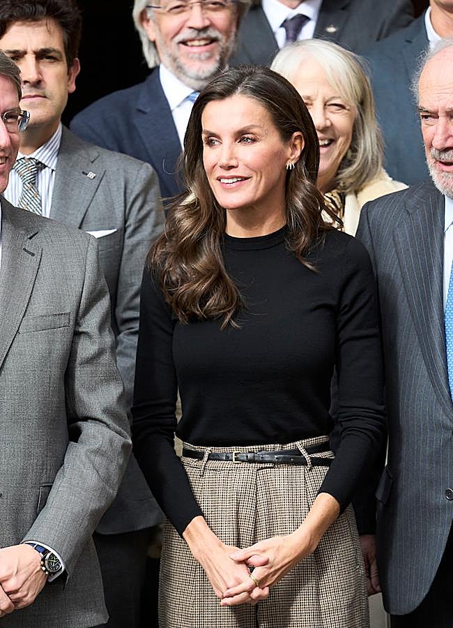 Imagen - La reina Letizia acudió a la reunión de FundéuRAE en San Millán de la Cogolla con uniforme de trabajo mocasines, pantalones y jersey negro. (FOTO: LIMITED PICTURES)