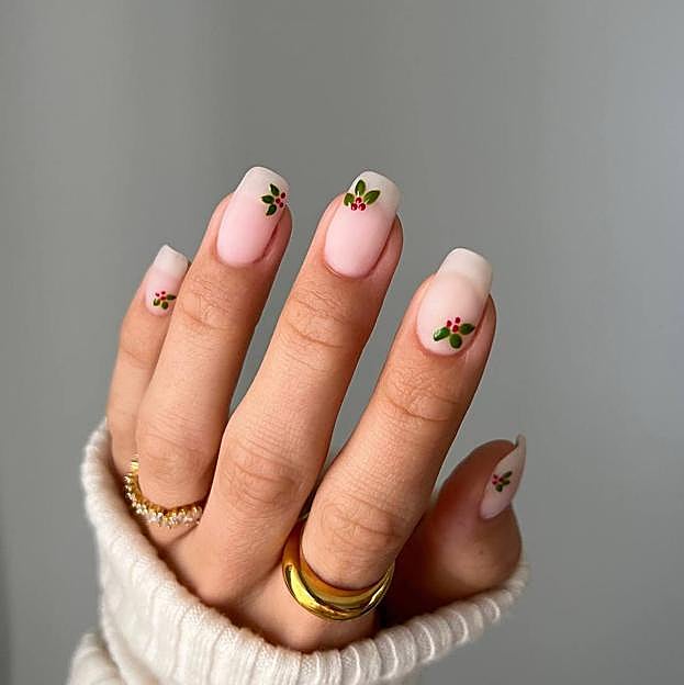 Uñas blanquecinas con dibujo de muérdago