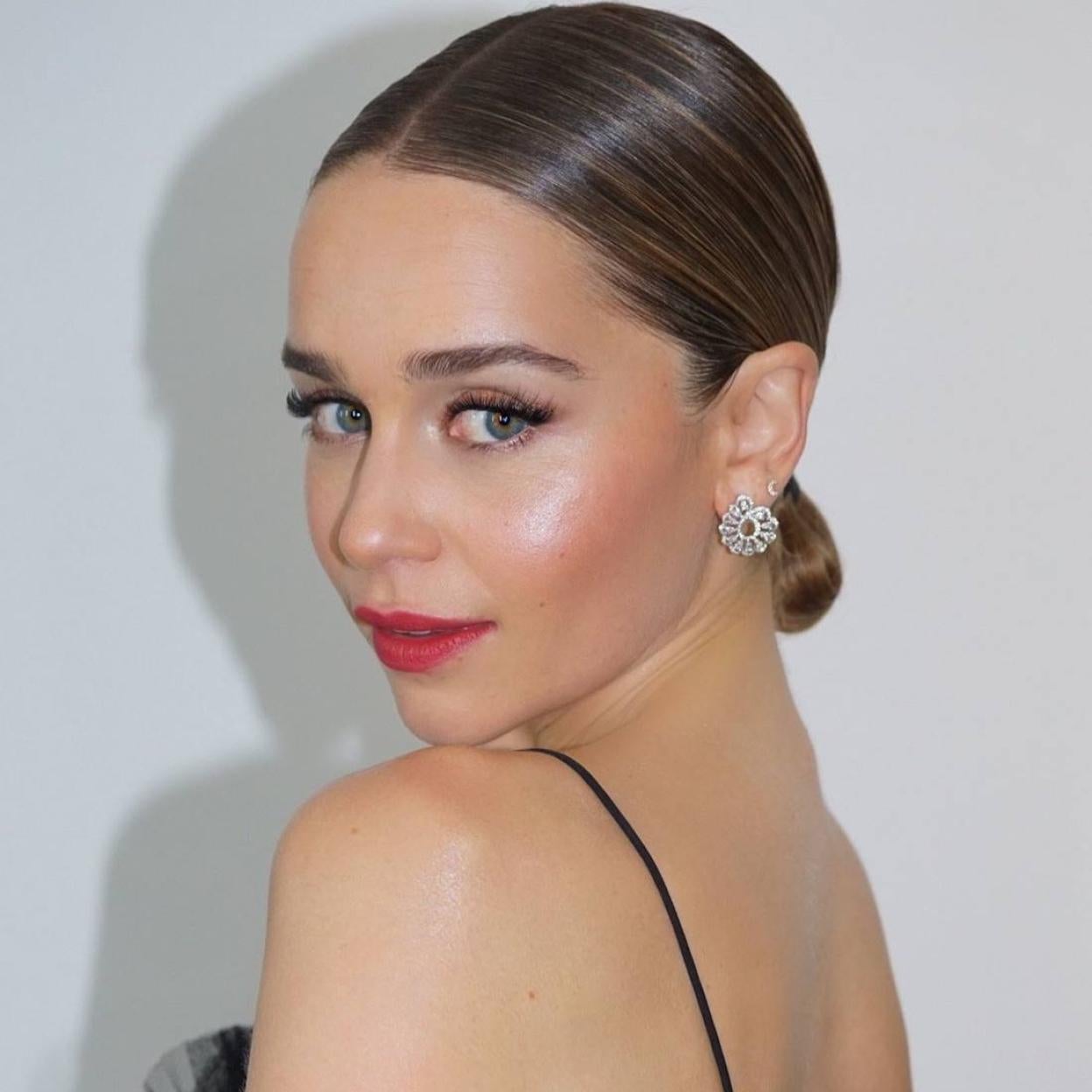 Emilia Clarke con maquillaje para Navidad