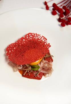 Imagen secundaria 2 - Arriba, el hotel Palacio de los Duques. Abajo, el paio del Hotel Orfila y uno de los platos de Mario Sandoval. 