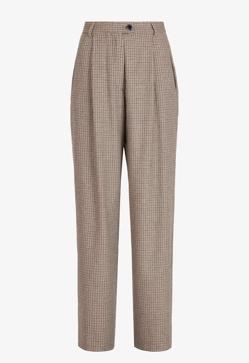 Imagen secundaria 2 - El abrigo de piel de Lottusse, los mocasines de Martinelli y los pantalones de Pomandère.