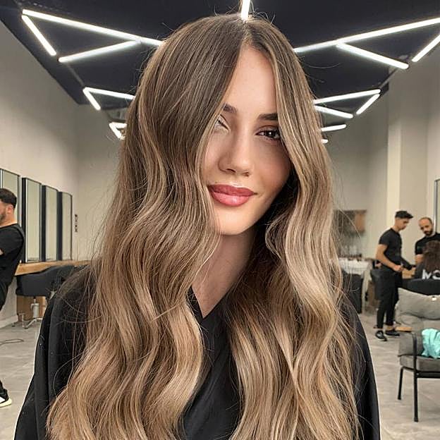 Modelo con rubio oscuro ceniza en balayage