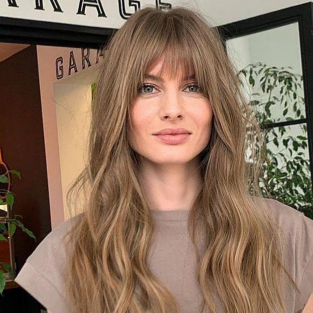 Mujer con rubio oscuro con mechas babylights