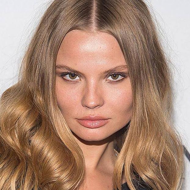 Magdalena Frackowiak con tono de pelo rubio oscuro cálido