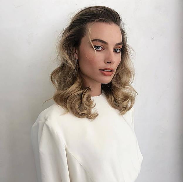 Margot Robbie con rubio oscuro crecido en las raíces