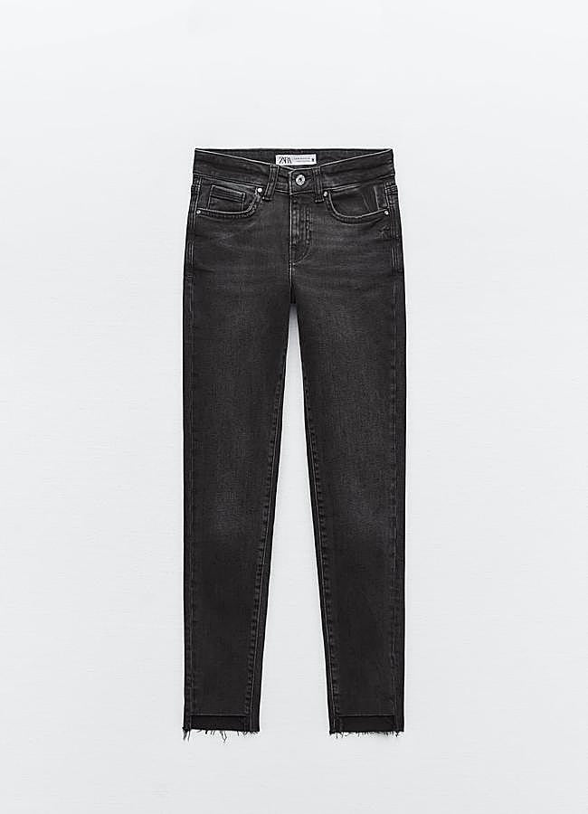 Imagen - Vaqueros con bajo asimétrico de Zara. Foto: Zara.