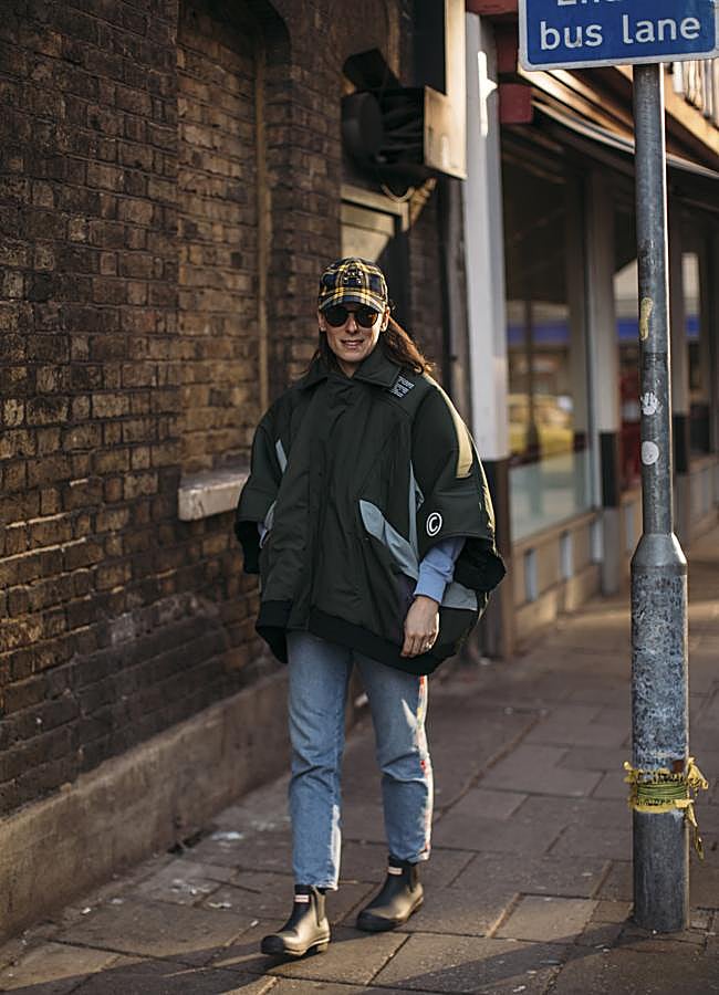 Imagen - Una mujer con pantalones pitillo fluidos combinados con botas de agua. Foto: Launchmetrics spotlight