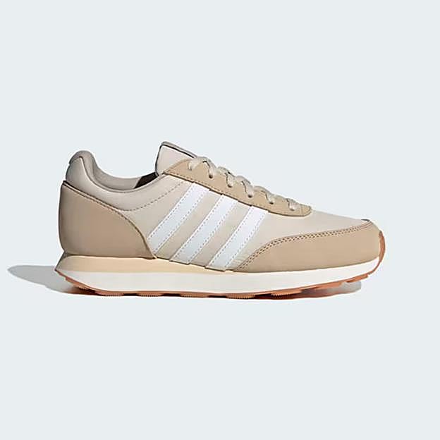 Zapatillas deportivas en color crudo de Adidas (47,49 euros).