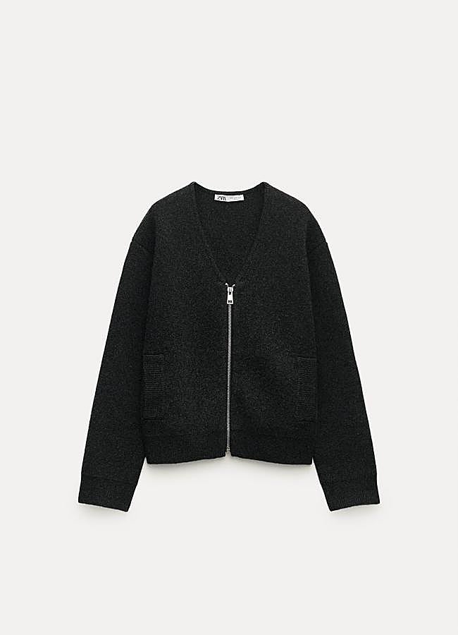 Imagen - Cárdigan con cremallera en gris de Zara. Foto: Zara.