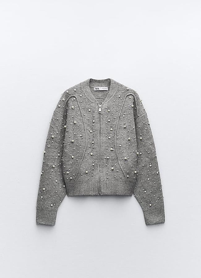 Imagen - Cárdigan con cremallera y detalle de perlas de Zara. Foto: Zara.