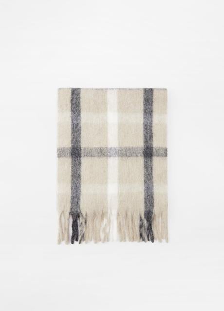 Imagen - Bufanda con estampado de cuadros de Zara (22,99 euros)