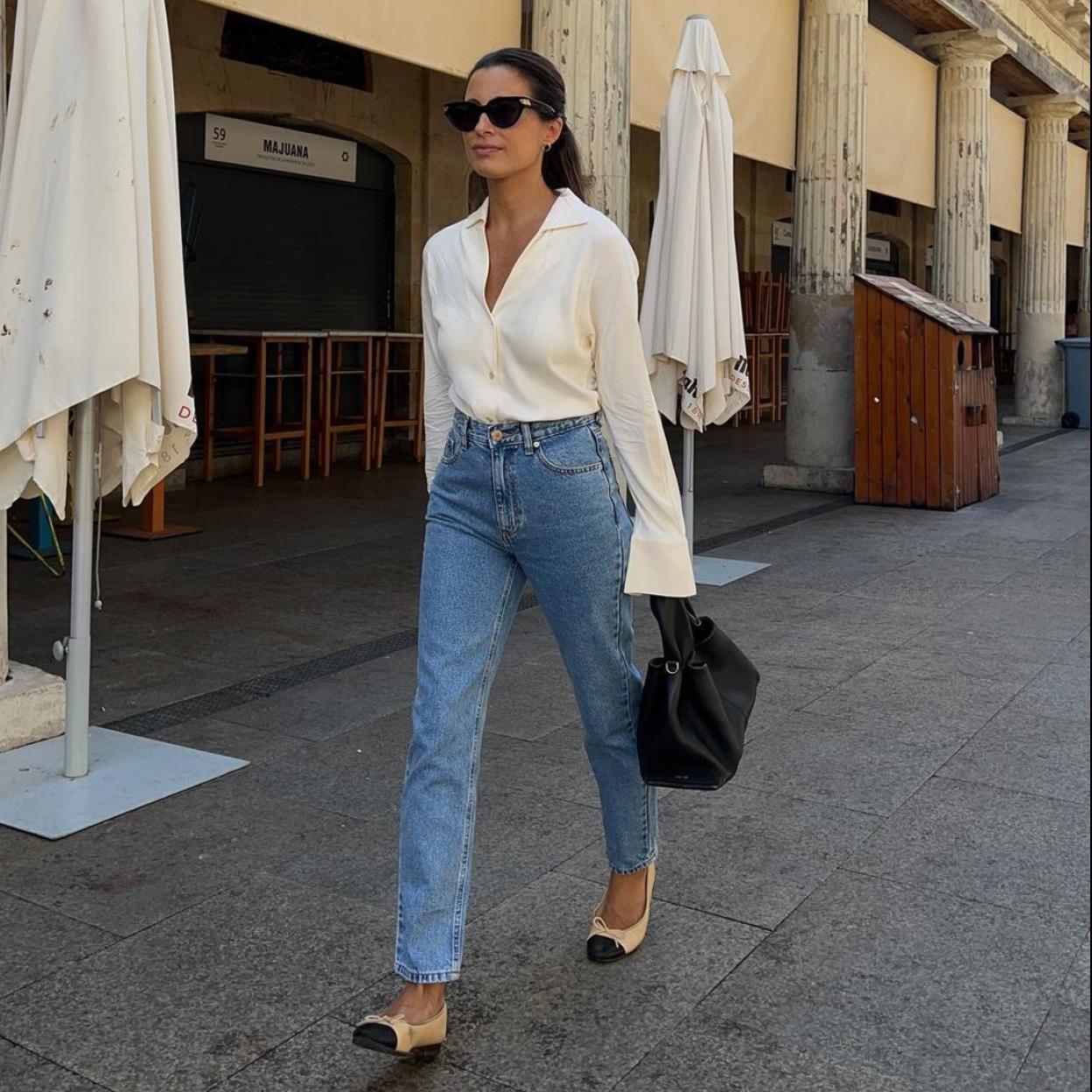 Una influencer con unos vaqueros rectos.