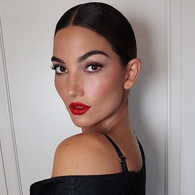 Lily Aldridge con maquillaje elegante protagonizado por labios rojos