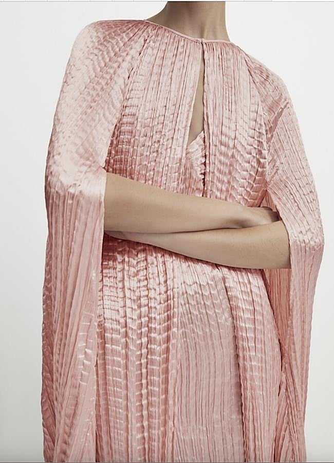 Imagen - Vestido con capa en color nude de Massimo Dutti Studio. Foto: Cortesía.