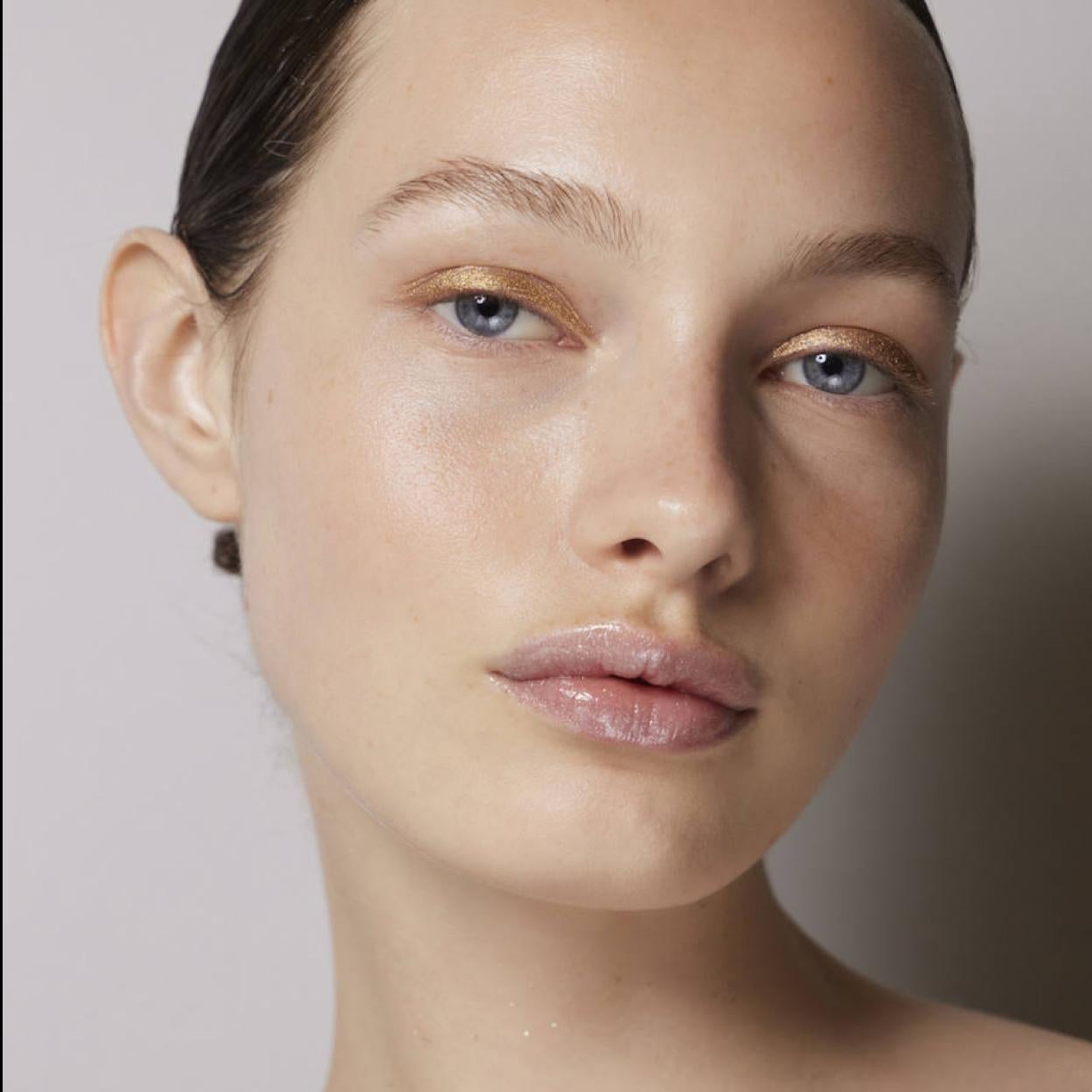 Modelo con brillo de labios