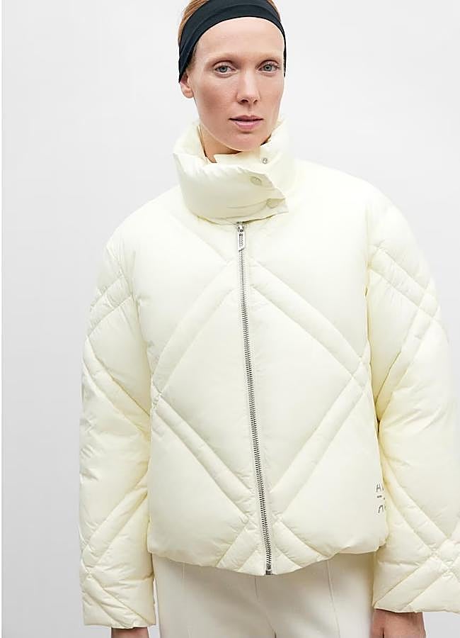 Imagen - Plumífero blanco acolchado y oversize de Adolfo Domínguez, 130 euros .