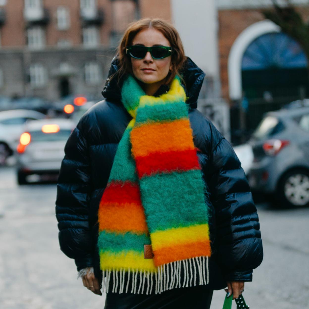 Mujer con bufanda de colores