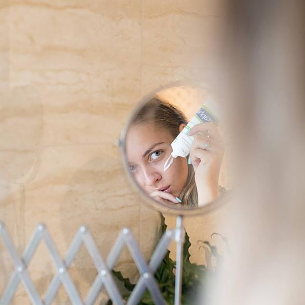 Mujer usando crema para la cara