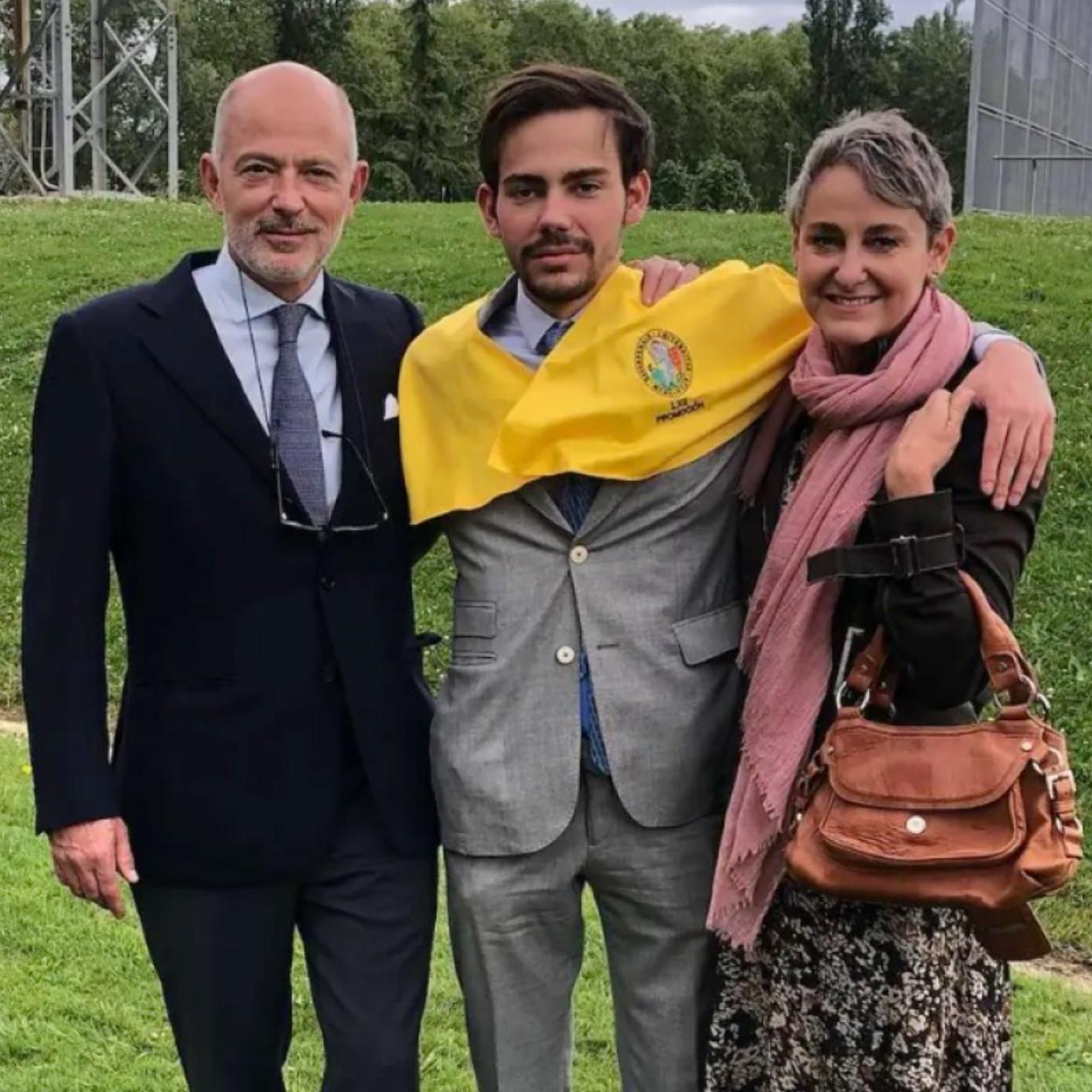 Se graduó en 2021 y fueron a apoyarlo sus padres. 