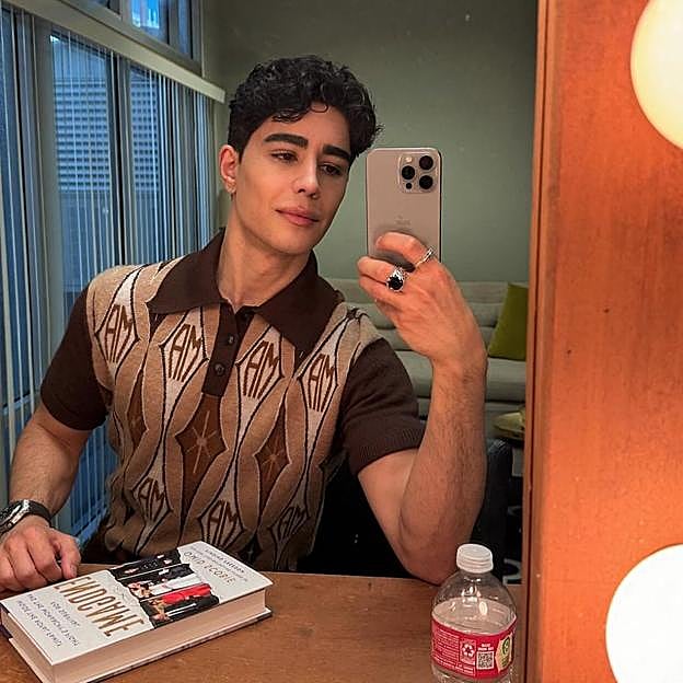 Omid Scobie, posando junto a un ejemplar de su libro. 