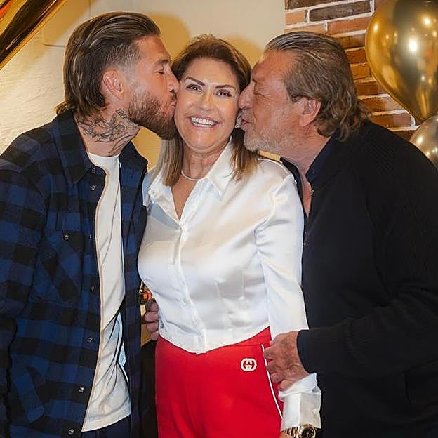 Sergio Ramos y su padre, felicitando a su madre. 