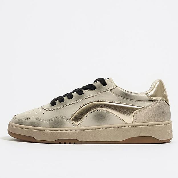 Zapatilla deportiva en piel Cupsole de Bimba y Lola (135 euros).