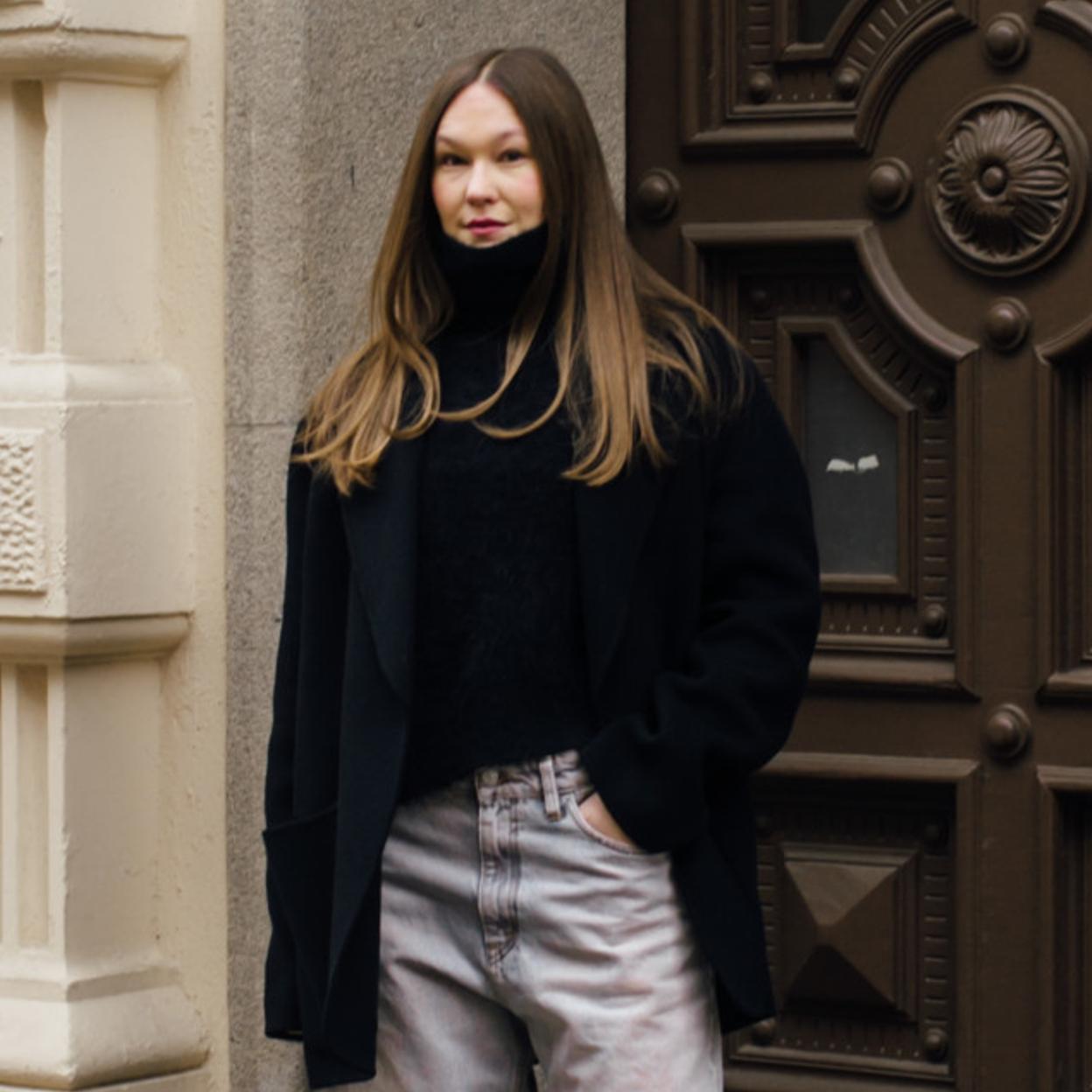 Mujer con jersey oversize de cuello alto