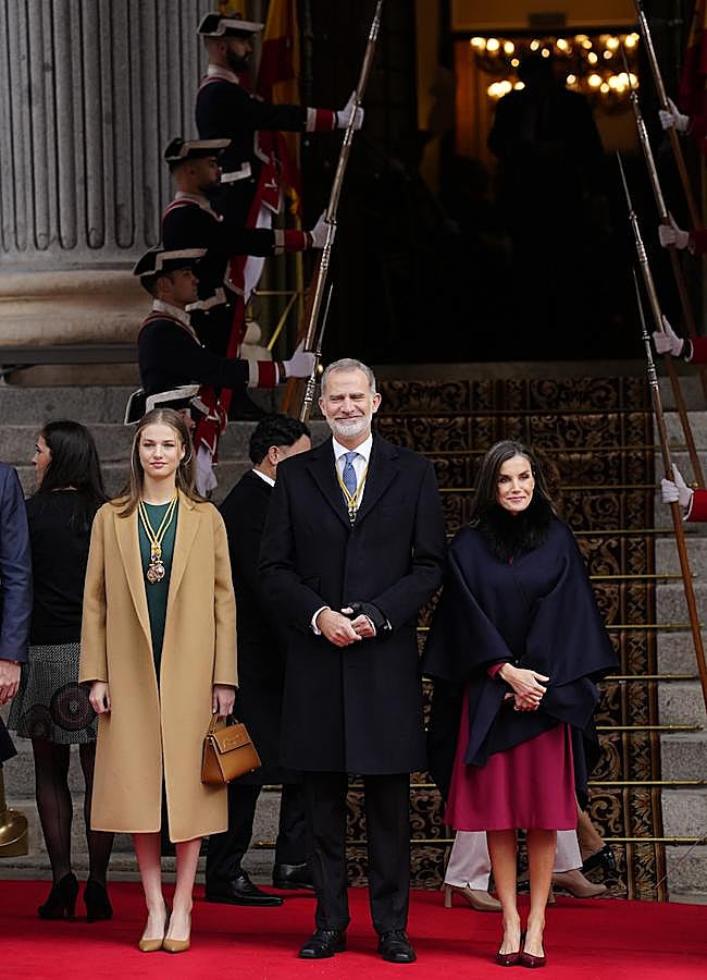 Imagen - Loa reyes Felipe y Letizia y la princesa Leonor posaron sonrientes a su llegada al Congreso de los Diputados. (FOTO: LIMITED PICTURES) 