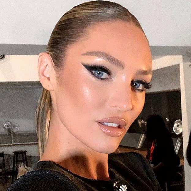 Candice Swanepoel con looks de maquillaje con eyeliner negro