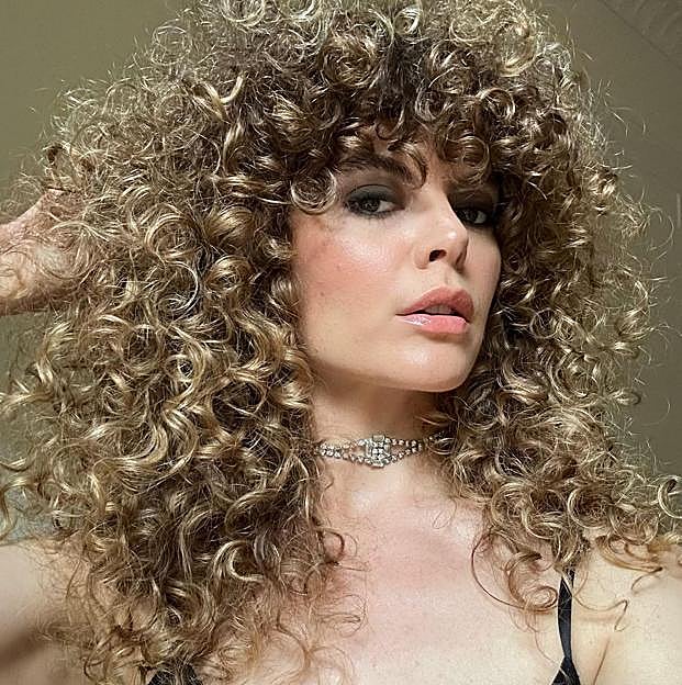 Las chicas de pelo rizado aman esta mascarilla apta para el método curly que deja los rizos sueltos y definidos
