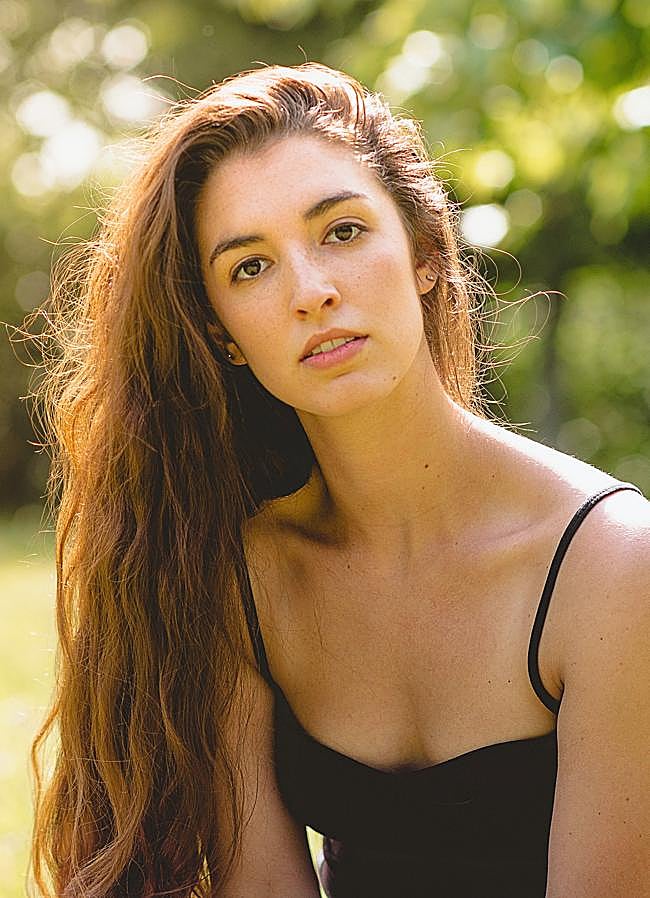 Imagen - Mujer con fondo verde/PEXELS